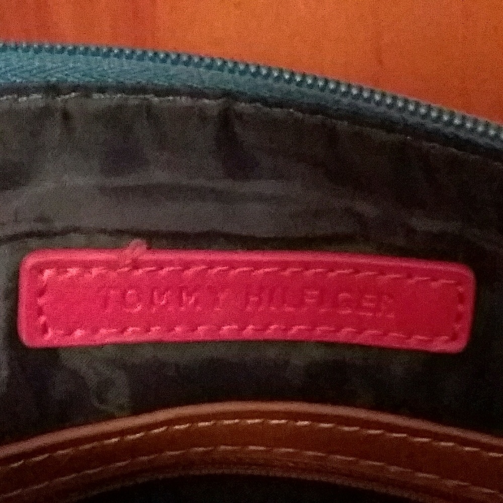 Sporty blue Tommy Hilfiger padlock crossbody bag - Picture 7 of 8